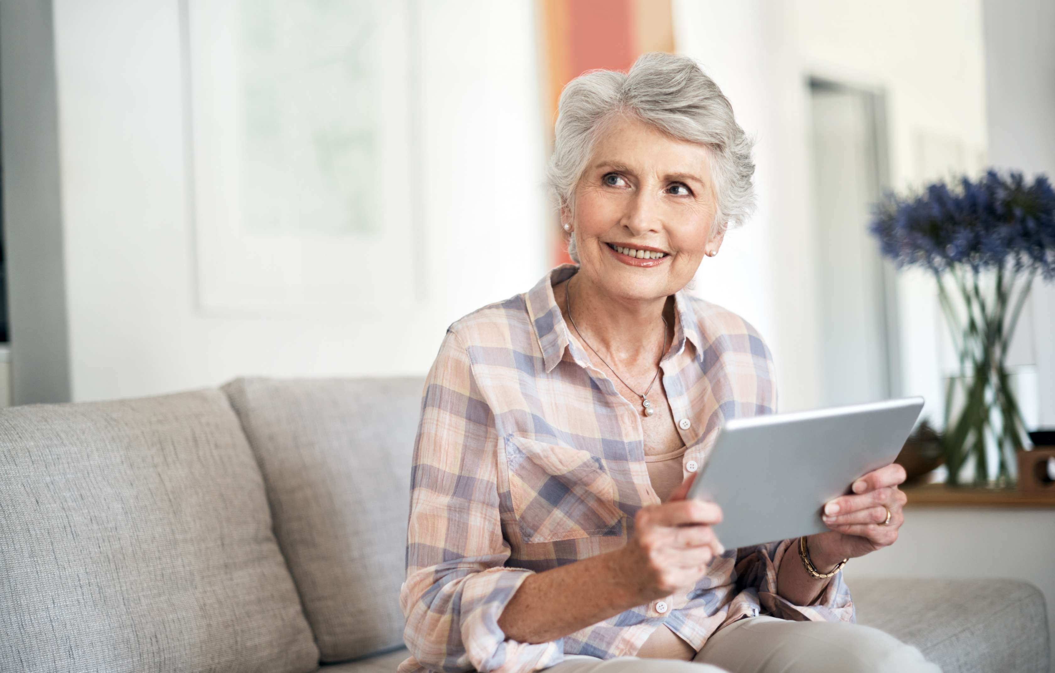 Allianz - Ältere Dame mit Tablet
